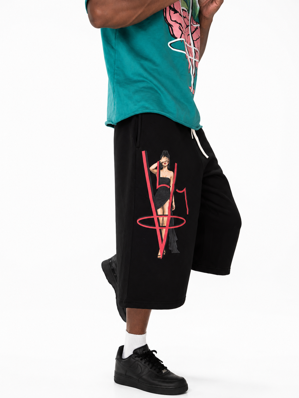 Yonzville's Relaxed Drawstring Three-quarter Sweatpants